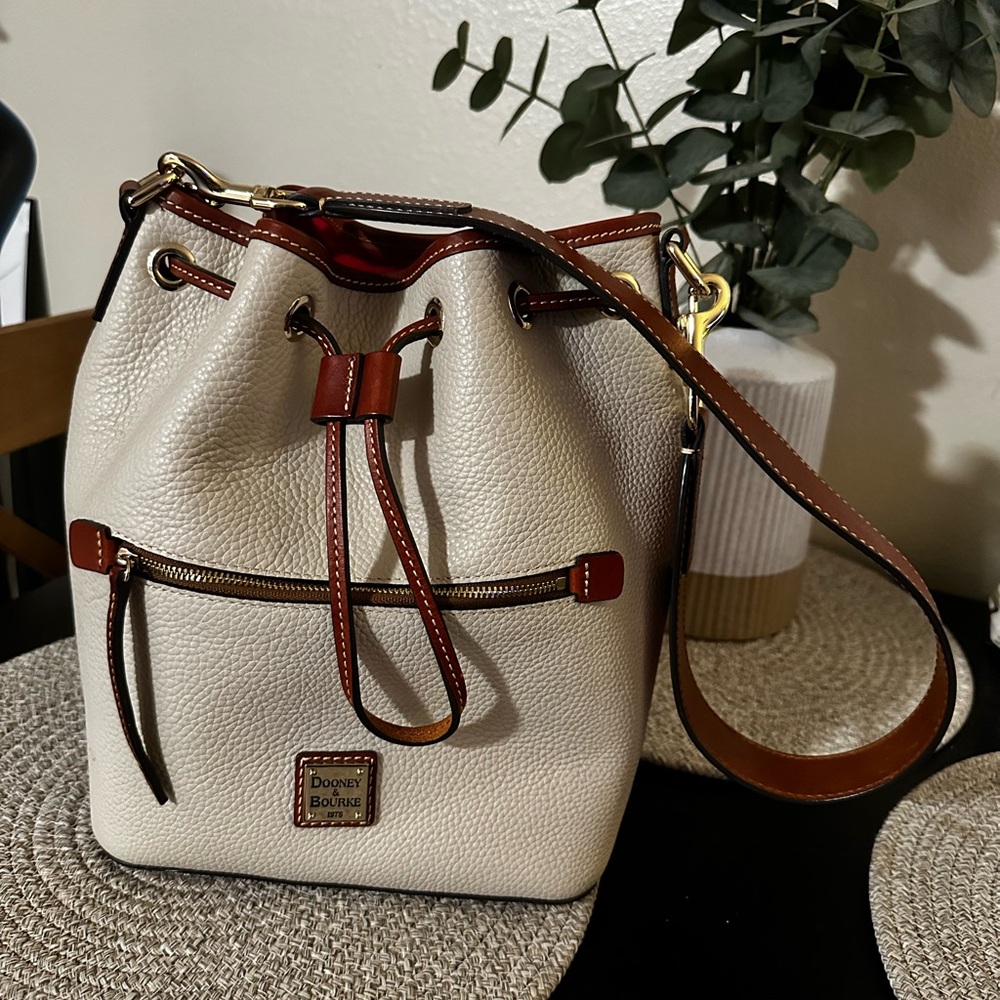 Dooney & Bourke bucket bag - cream and brown